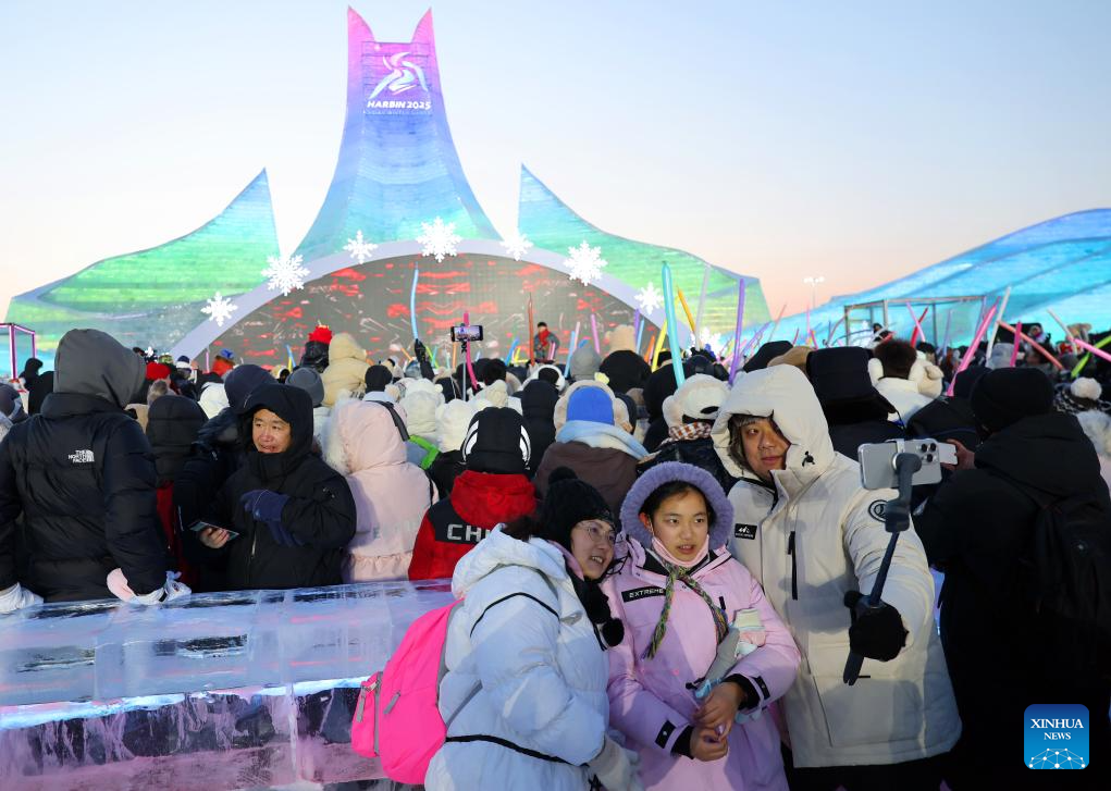 Pelancong berswafoto di Taman Dunia Ais dan Salji Harbin di Provinsi Heilongjiang pada 9 Februari 2025. (Xinhua/Hou Jun)