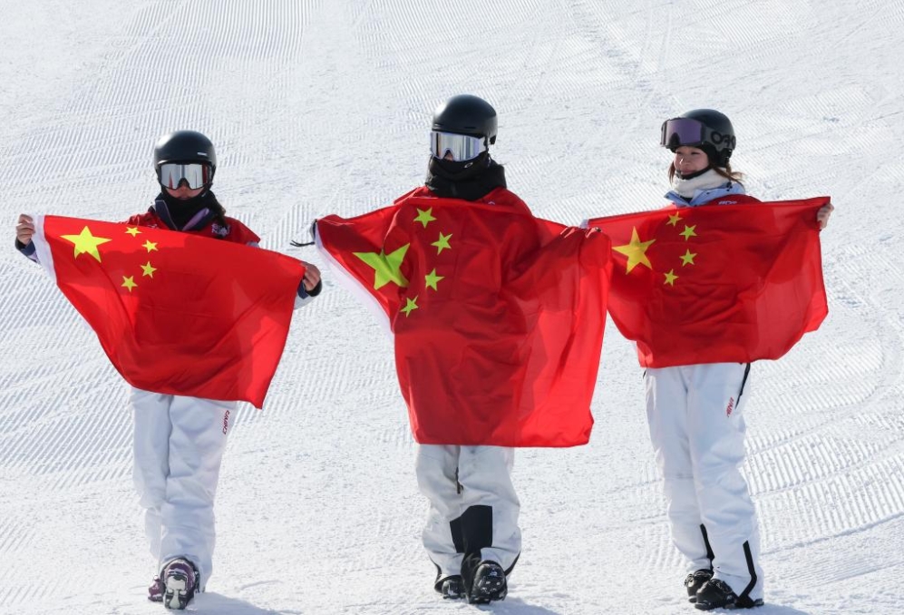 Liu Mengting (tengah), Yang Ruji (kanan) dan Han Linshan dari China meraikan kemenangan perlawanan akhir ski bebas wanita gaya curam di Sukan Asia Musim Sejuk 2025 di Yabuli, Provinsi Heilongjiang, timur laut China, pada 11 Februari. (Xinhua/Yang Qing)