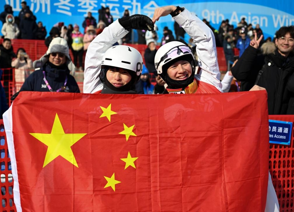 Foto Feng Junxi dan Wang Xue meraikan kemenangan ski gaya bebas kategori segerak udara wanita pada Sukan Asia Musim Sejuk ke-9 di Yabuli, Provinsi Heilongjiang di timur laut China pada 11 Februari 2025. (Xinhua/Zhang Chenlin)