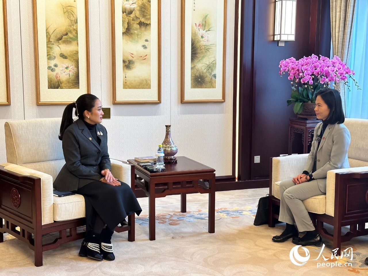 Foto Perdana Menteri Thailand, Paetongtarn Shinawatra (kiri) ketika menerima wawancara People’s Daily Online. (People’s Daily Online/Sun Shuyu)