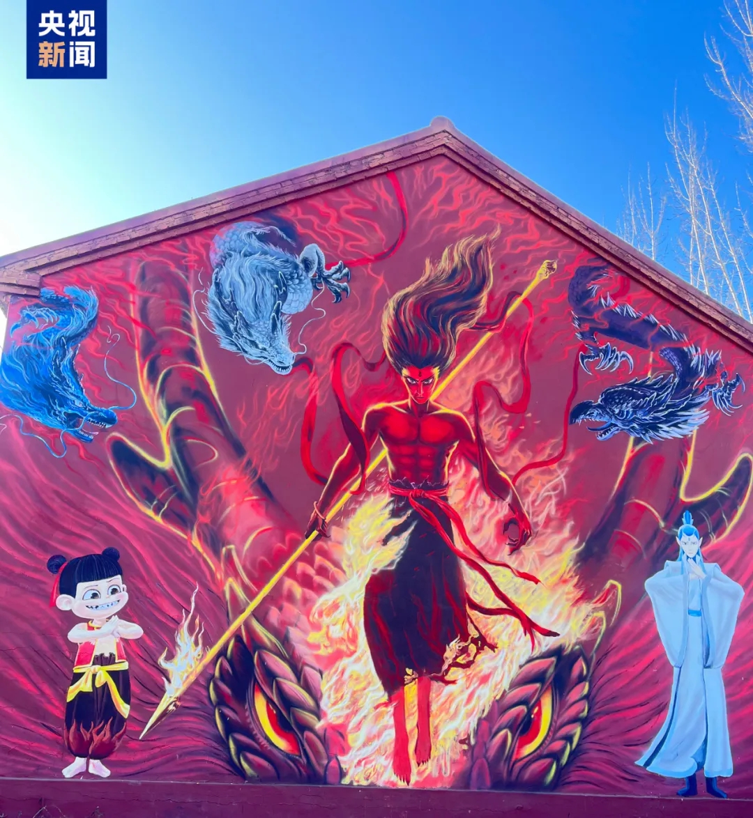 Mural gergasi yang menampilkan blokbuster animasi China, ‘Ne Zha 2’ oleh Shen Jingyu di sebuah dinding di kampung Shenjiacun. (Foto oleh CCTV News)
