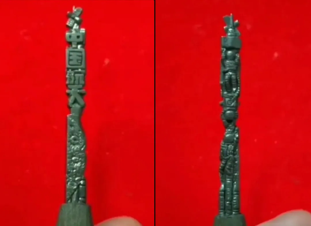 Gambar gabungan ini memperlihatkan bahagian depan dan belakang arca mikro pada hujung pensel oleh Shen Jingyu yang menampilkan elemen industri aeroangkasa China. (Foto oleh CCTV News)