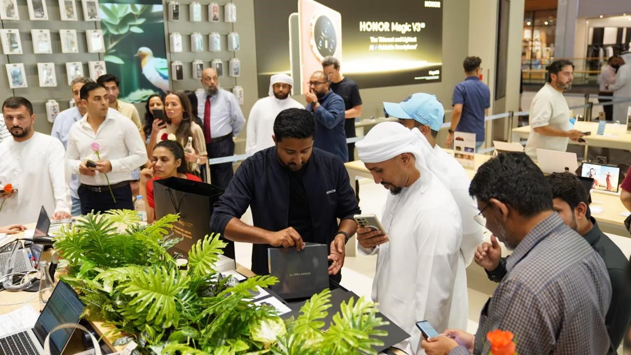 Pengguna tempatan membeli telefon pintar Cina di Dubai Festival City Mall di Emiriah Arab Bersatu. (Foto oleh Rajeesh Vilakkathil)