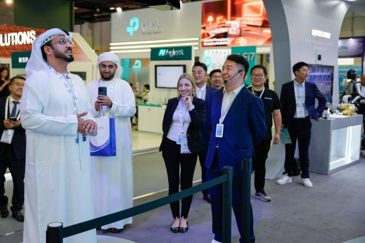 Pelawat sedang mencuba produk kecerdasan buatan (AI) di salah satu reruai syarik at pada Pameran Teknologi Maklumat Negara-negara Teluk edisi ke-44 di Dubai, Emiriah Arab Bersatu. (Foto oleh Tarek Ibrahim)