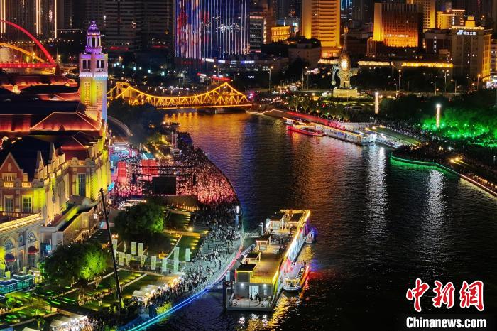 Foto yang diambil pada September 2023 ini memaparkan pemandangan sudut udara sebuah dermaga di Sungai Haihe di Perbandaran Tianjin, utara China. (China News Service/Tong Yu)