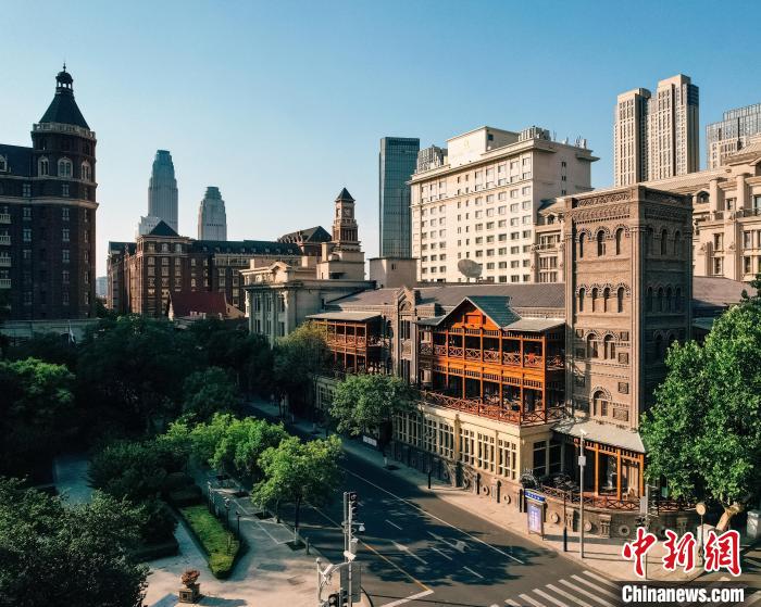 Foto memperlihatkan bahagian luar Hotel Astor di Perbandaran Tianjin, utara China. (China News Service/Tong Yu)
