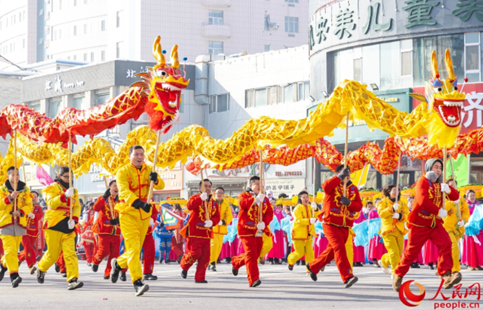 Tarian Naga, Tarian Singa dan Tarian Yangko antara seni rakyat yang dipersembahkan. (Foto oleh Li Long/People’s Daily Online)