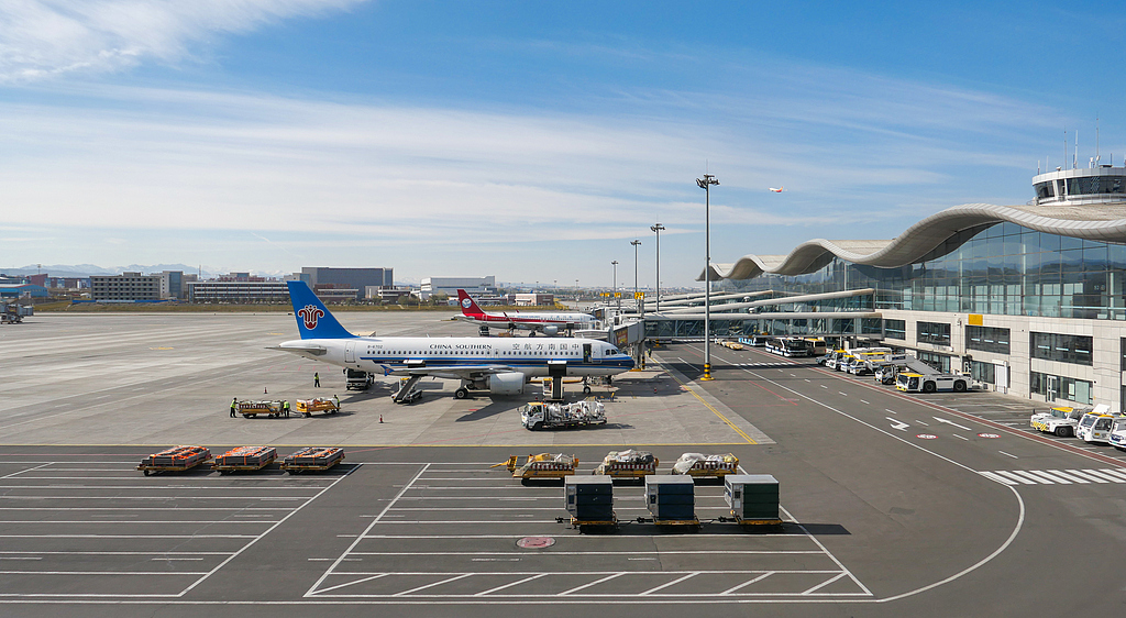 Sebuah pesawat China Southern Airlines di Lapangan Terbang Antarabangsa Diwopu Urumqi, Xinjiang. (Foto/VCG)