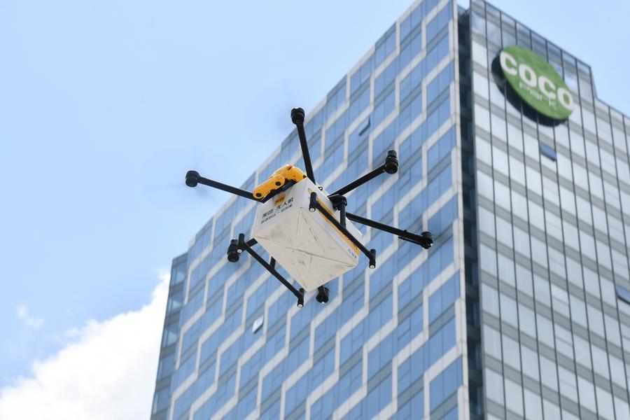 Sebuah dron penghantaran makanan tanpa pemandu sedang ‘bekerja’ di Shenzhen, Provinsi Guandong, selatan China pada 15 Ogos 2023. (Xinhua/Liang Xu)