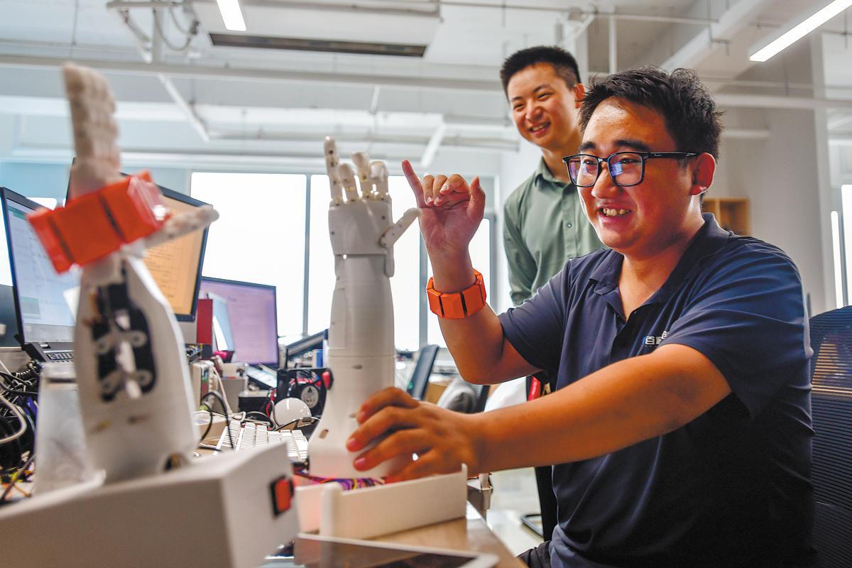 Foto pekerja di sebuah syarikat pemula teknologi sedang melaraskan lengan robotik di sebuah taman inovasi untuk pelajar kolej di Jinan, Provinsi Shandong, pada September. (Xinhua/Zhu Zheng)