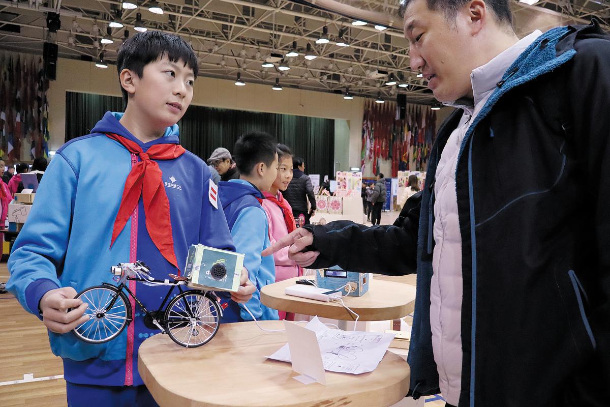 Seorang petugas pendidikan sedang melawat pameran bilik darjah yang dikuasakan AI di sebuah sekolah rendah di Beijing pada November. (Xinhua/Ma Ning)