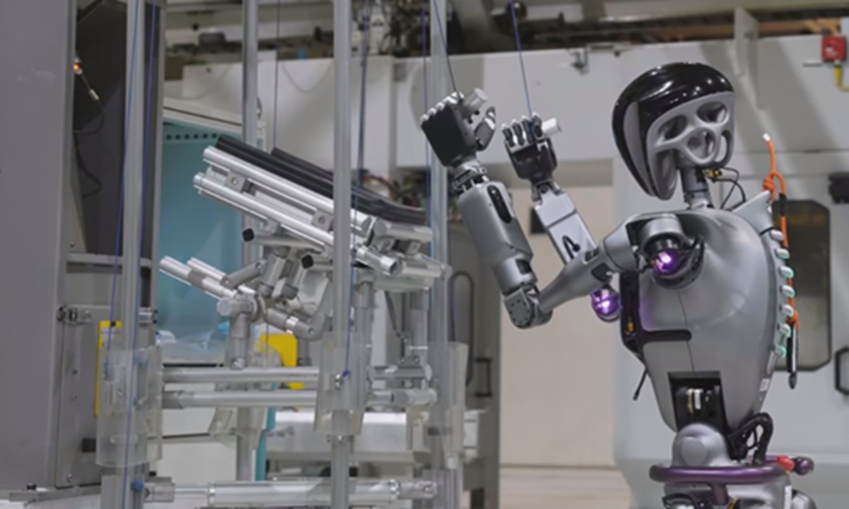 Sebuah robot sedang diuji untuk pengeluaran kenderaan di kilang kereta di Shanghai, timur China. (Foto tangkap layar video laman web rasmi Fourier)