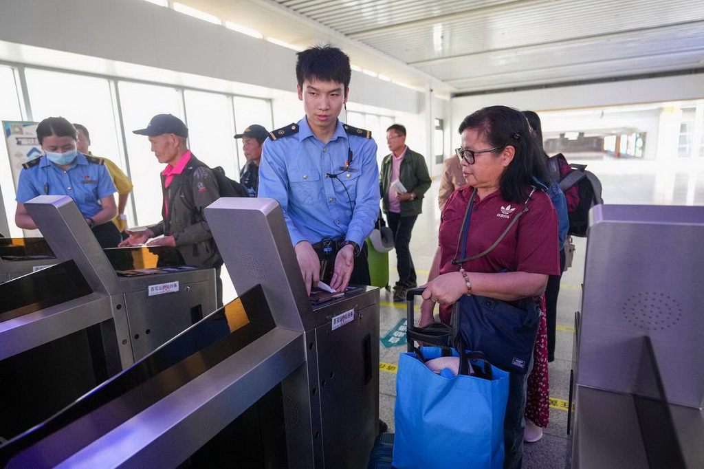 Pelancong ASEAN Bebas Visa Kumpulan Pertama Tiba di Xishuangbanna