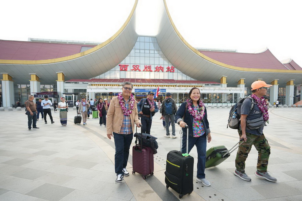 Pelancong ASEAN Bebas Visa Kumpulan Pertama Tiba di Xishuangbanna