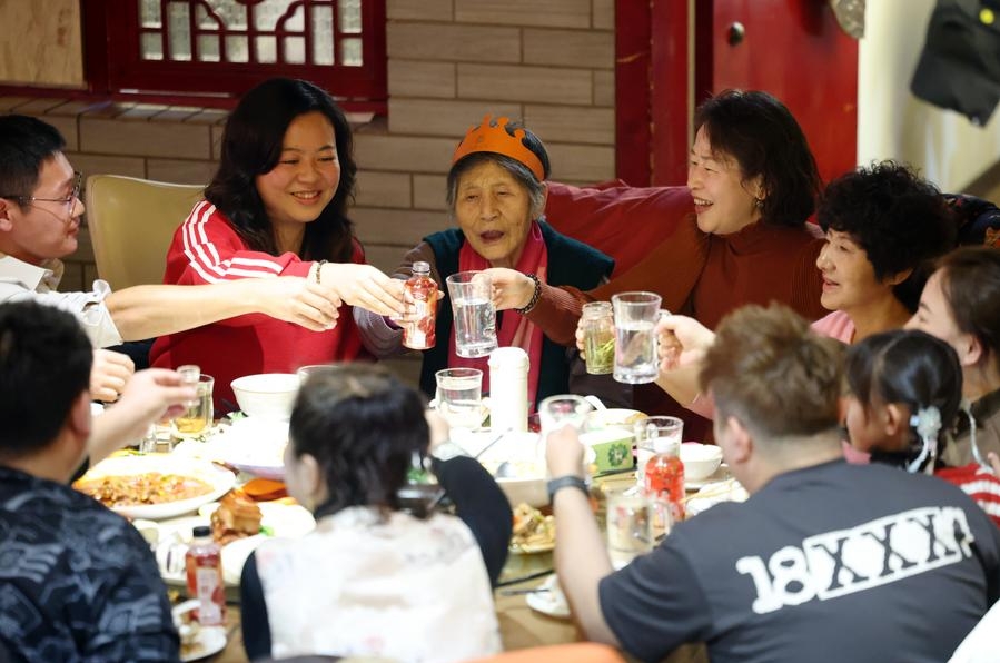 Foto orang ramai menikmati makan malam bersama-sama di sebuah restoran di Bandar Lanzhou, Provinsi Gansu pada 28 Januari 2025. (Xinhua/Chen Bin)