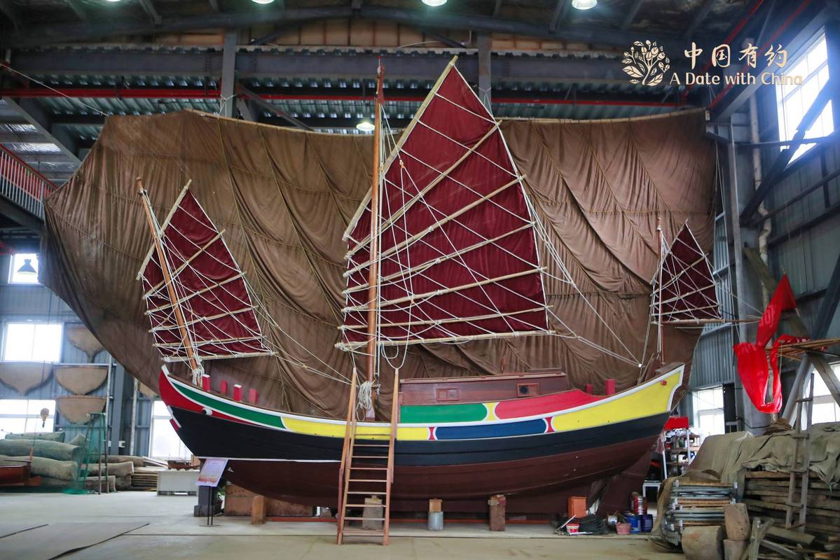 Sebuah bot kayu dipamerkan di sebuah muzium Limbungan Kapal Cen di Zhoushan, Provinsi Zhejiang, di timur China pada 17 Mei 2023. (Foto oleh China Daily)