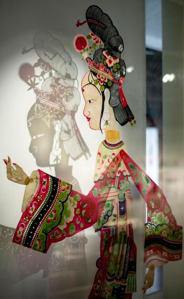 Foto bertarikh 18 Februari 2025 ini menunjukkan sebuah boneka bayang yang dipamerkan di muzium seni Wayang Bayang Wang di bandar Langzhong, provinsi Sichuan, barat daya China. (Xinhua/Shen Bohan)