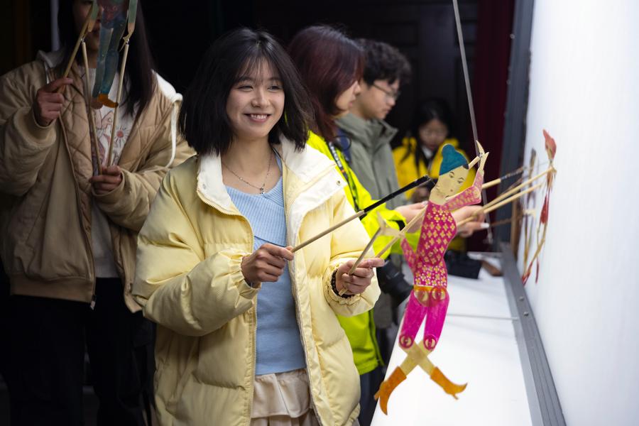 Wayang Bayang Tradisional Hidup Semula di Sichuan