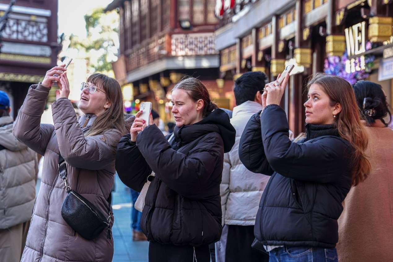 Pelancong asing mengambil gambar di Taman Yuyuan Shanghai, 27 Januari 2025. (People's Daily Online/Wang Chu)