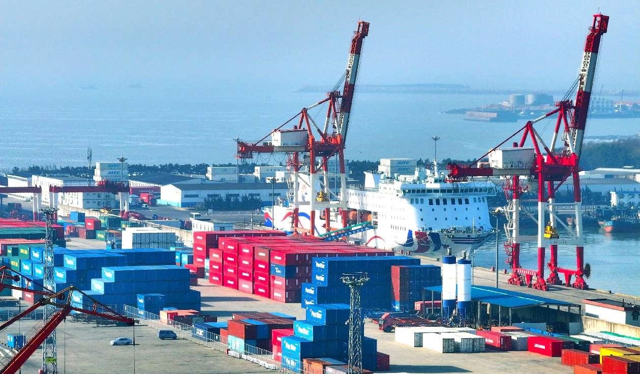 Kontena e-dagang rentas sempadan dipunggah dari kapal asing di pelabuhan Shidao Xingang di Rongcheng, Provinsi Shandong, timur China, 14 Februari 2025. (People's Daily Online/Yang Zhili)