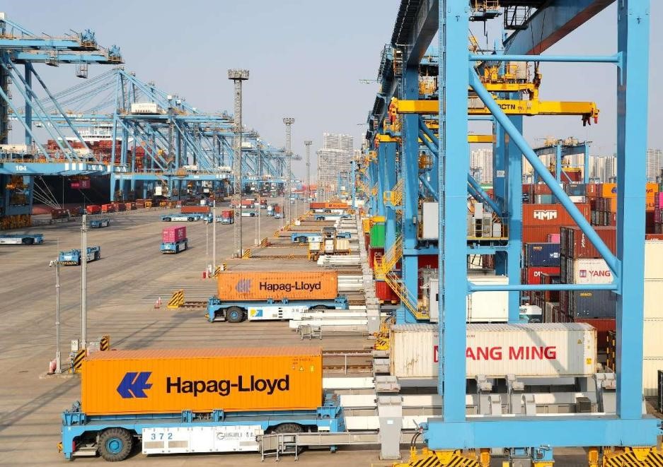 Kenderaan berpandu automatik sedang dioperasikan di terminal automatik sepenuhnya di Pelabuhan Qingdao, Provinsi Shandong, di timur China. (People’s Daily Online/Zhang Jingang)