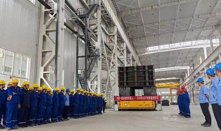 Kenderaan berpandu automatik 600 tan yang dihasilkan oleh Syarikat Tianjin Longyu Robot sedang diserahkan kepada salah satu pelanggan. (Foto dari akaun rasmi WeChat Syarikat Tianjin Lonyu Robot)