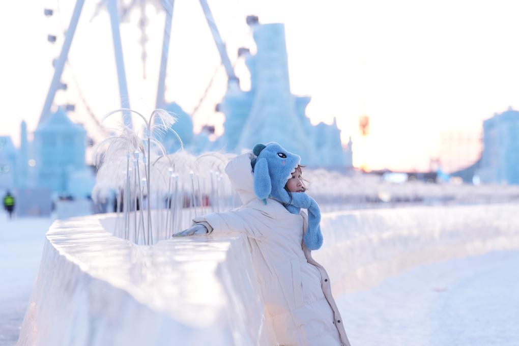 Foto seorang kanak-kanak perempuan di Dunia Ais dan Salji Harbin, Provinsi Heilongjiang, di timur laut China pada 25 Februari 2025. (Xinhua/Wang Song)