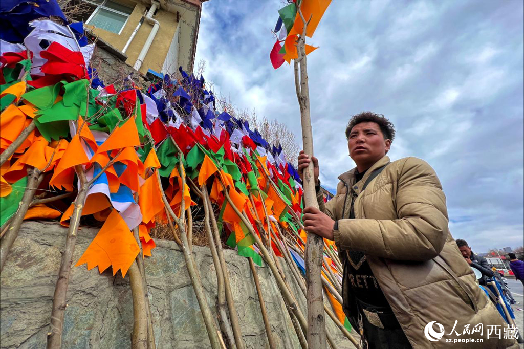 Penduduk Lhasa mengikat ‘bendera’ doa pada batang pokok untuk mendoakan tuaian serta nasib yang baik.