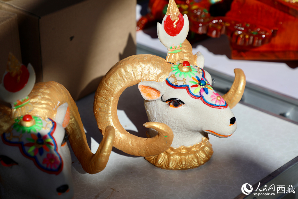 Kepala kambing tembikar untuk mendoakan tanaman dan ternakan yang subur.