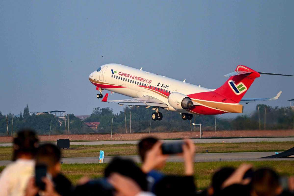 Sebuah pesawat C909 melakukan penerbangan percubaan semasa pertunjukan udara di Nanchang, Provinsi Jiangxi, pada November 2024. (Chen Hui/China Daily)