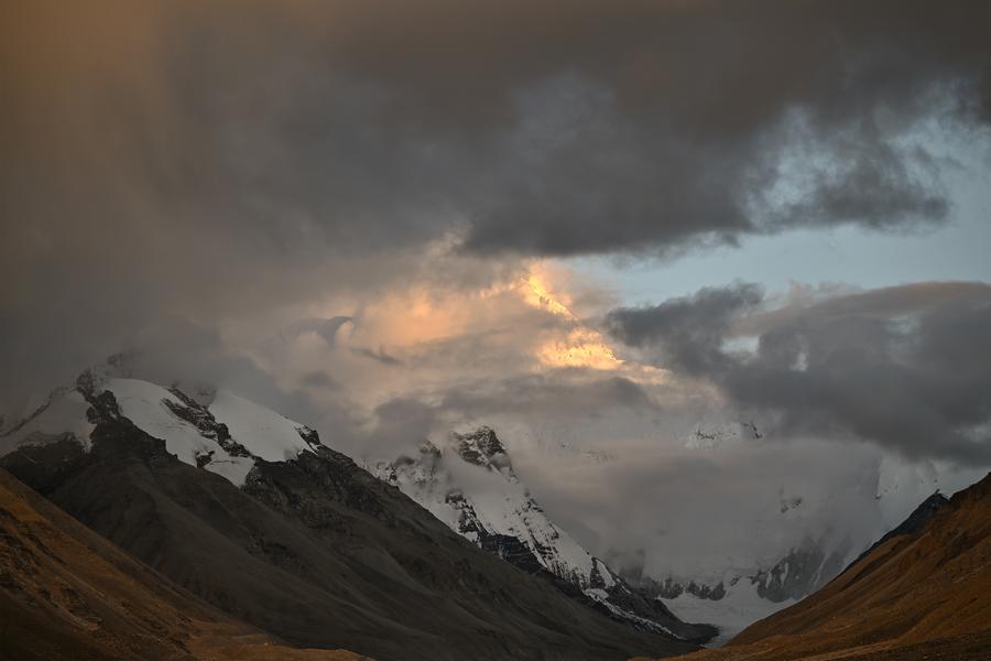 Foto ini diambil pada 4 September 2024 dari kem induk di Kaunti Dingri, Bandar Xigaze di Wilayah Autonomi Xizang yang memperlihatkan pemandangan Gunung Qomolangma pada matahari terbenam. (Xinuha/Sun Ruibo)