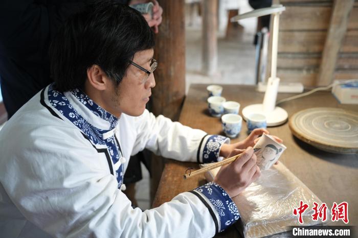 Xu Kewen, artis pembuat seramik yang berpengalaman lama di Jingdezhen, Provinsi Jiangxi di timur China sedang melakar imej karakter yang disukai ramai, Ne Zha daripada daripada filem animasi blokbuster ‘Ne Zha 2’ pada porselin di Muzium Kebudayaan Rakyat dan Tanur Purba Jingdezhen. (Foto oleh Wu Fayang)