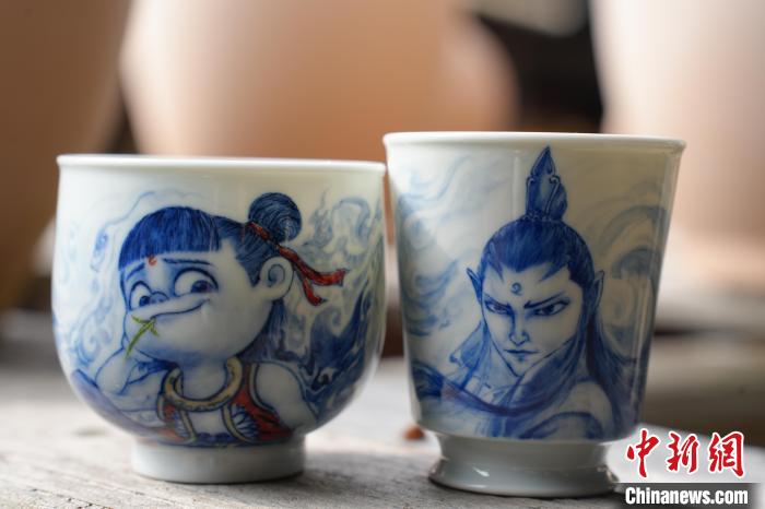Gambar dua porselin berwarna biru dan putih yang menampilkan karakter Ne Zha dan Ao Bing daripada filem animasi blokbuster ‘Ne Zha 2’ oleh Xu Kewen. (Foto oleh Wu Fayang)