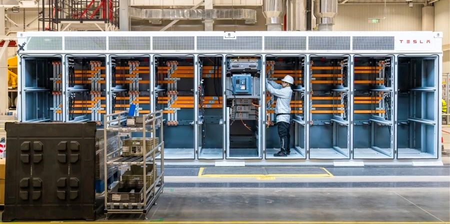 Foto menunjukkan bahagian dalam bateri simpanan tenaga Tesla Megapack, peranti storan tenaga elektrokimia yang menggunakan bateri litium, laluan teknikal yang dominan dalam industri storan tenaga jenis baharu. (Foto daripada akaun rasmi WeChat Pejabat Am Kerajaan Rakyat Perbandaran Shanghai)