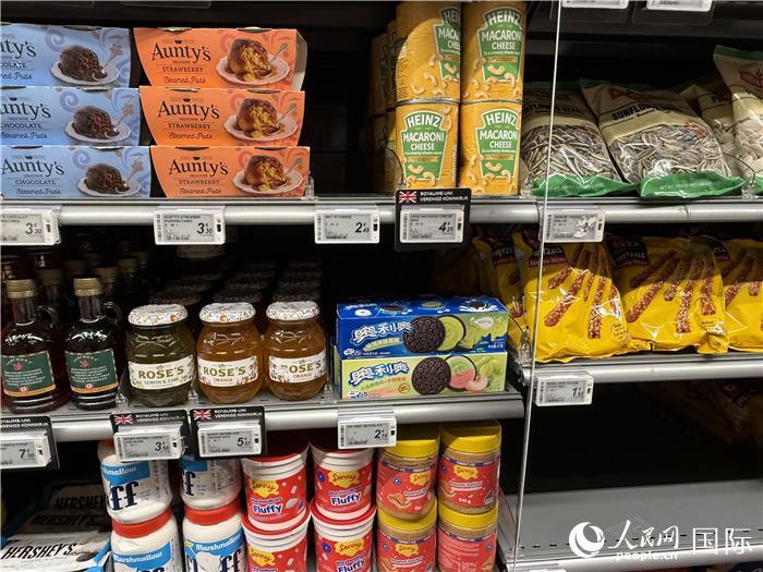 Foto bertarikh 24 Februari 2025 ini memaparkan makanan dari China di pasar raya Carrefour di Brussels, Belgium. (People’s Daily Online/Niu Ruifei)