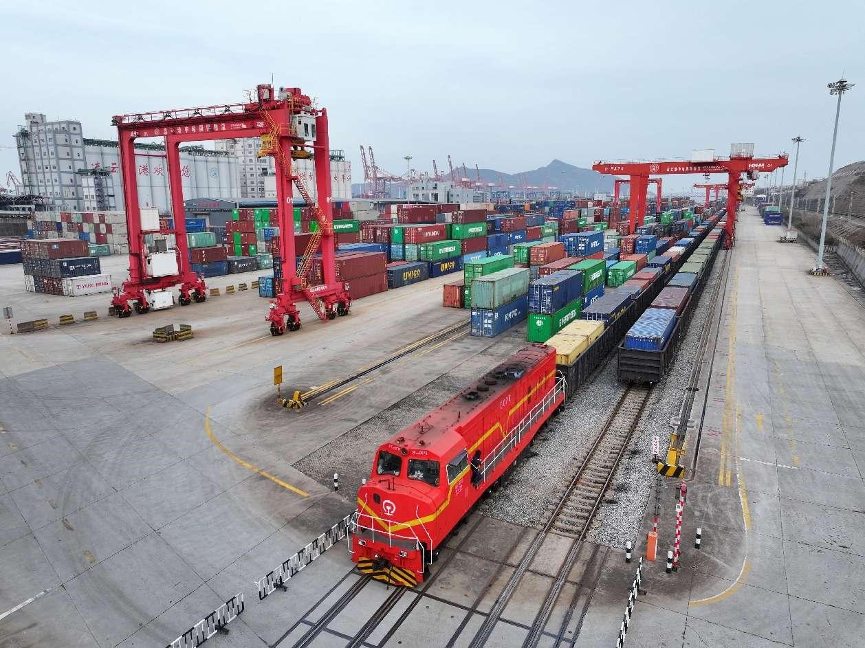 Sebuah kereta api kargo China-Eropah berlepas daripada Pangkalan Kerjasama Logistik (Lianyungang) China-Kazakhstan di Lianyungang, Provinsi Jiangsu, timur China pada 6 Februari 2025. (People’s Daily Online/Wang Chun)