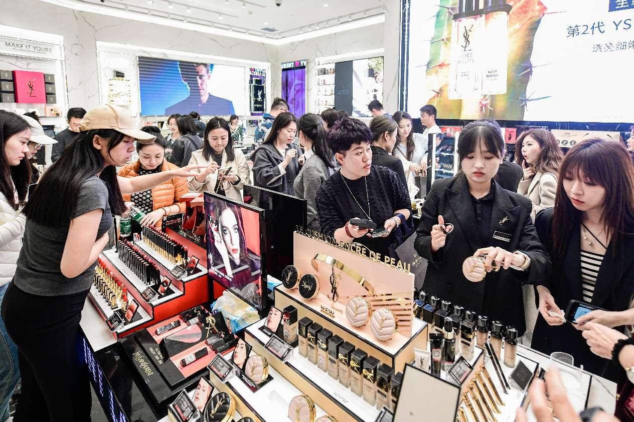 Orang ramai membeli barangan bebas cukai di Komplek Beli-belah Bebas Cukai Antarabangsa Haikou pada 3 Februari 2025. (People’s Daily Online/Su Bikun)