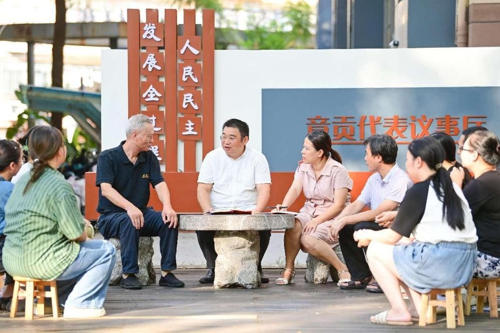 Seorang pegawai perhubungan perundangan mendengar pandangan penduduk di Ganzhou, Provinsi Jiangxi di timur China pada 9 September 2024. (People’s Daily Online/Hu Jiangtao)