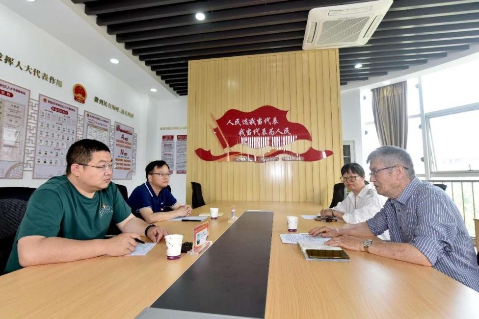 Penduduk tempatan di Tongling, Provinsi Anhui mengemukakan cadangan kepada ahli majlis perundangan pada 26 April 2024. (People’s Daily Online/Chu Zhuchuan)