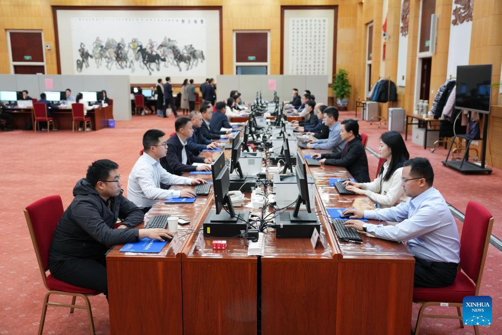 Para petugas di sekreteriat sesi ketiga NPC ke-14 di Beijing, ibu negara China pada 9 Mac 2025.  (Xinhua/Zheng Huansong)