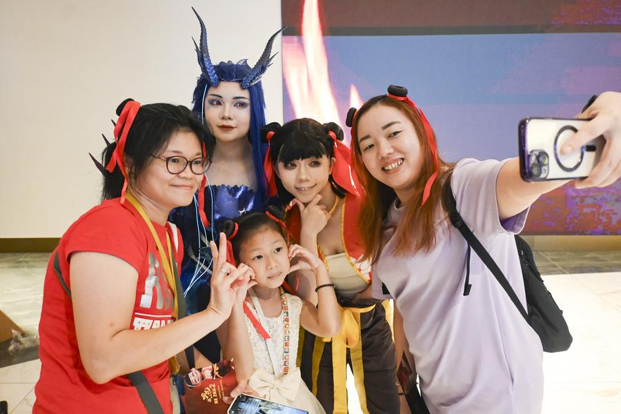 Orang awam berswafoto semasa tayangan perdana filem animasi China ‘Ne Zha 2’ di Kuala Lumpur, Malaysia pada 8 Mac 2025. Filem tersebut akan ditayangkan buat tontonan awam secara rasminya pada 13 Mac. (Xinhua/Cheng Yiheng)