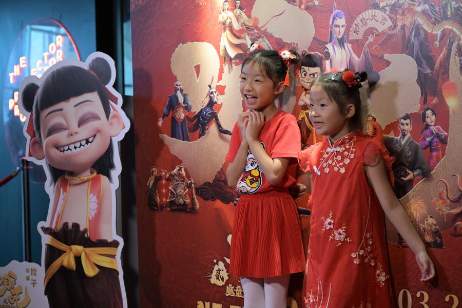 Kanak-kanak membuat gaya ketika bergambar di Singapura, pada 2 Mac 2025. Filem tersebut akan ditayangkan buat tontonan awam secara rasminya di Singapura pada 6 Mac. (Xinhua/Then Chih Wey)