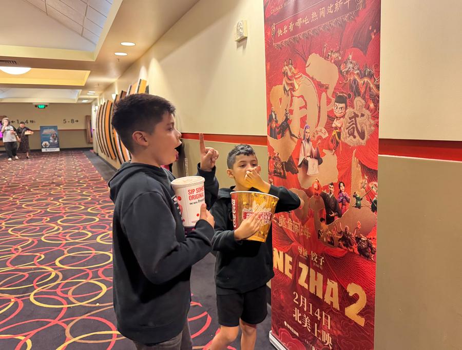 Kanak-kanak sedang melihat poster ‘Ne Zha 2’ di Los Angeles, Amerika Syarikat pada 14 Februari 2025. (Xinhua/Qiu Chen)