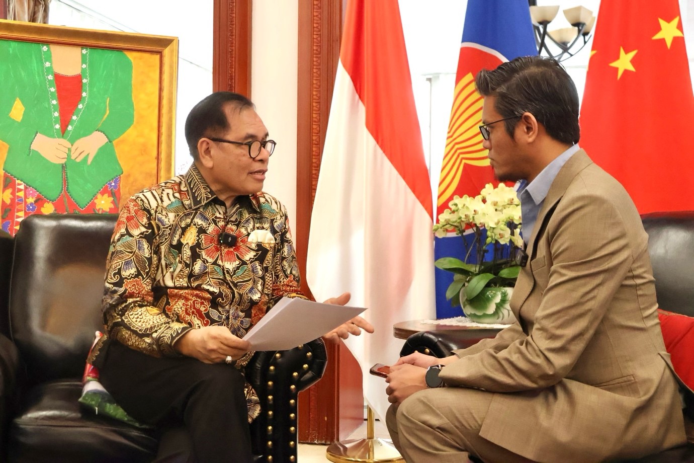 Duta Besar Indonesia ke China, Djauhari Oratmangun (kiri) menerima wawancara eksklusif People’s Daily Online di Beijing, ibu negara China. (Foto ihsan Kedutaan Besar Republik Indonesia di China)