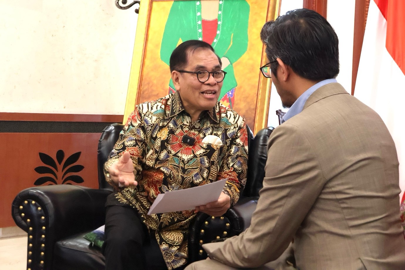 Duta Besar Indonesia ke China, Djauhari Oratmangun (kiri) menerima wawancara eksklusif People’s Daily Online di Beijing, ibu negara China. (Foto ihsan Kedutaan Besar Republik Indonesia di China)