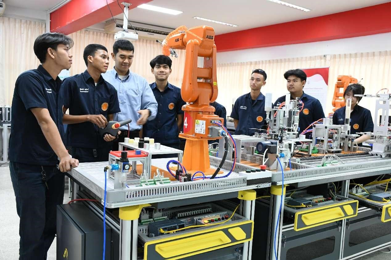 Para pelajar menyertai sesi latihan di pengeluaran automatik Bengkel Luban di Thailand. (People’s Daily/Sun Guangyong)