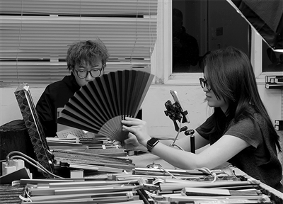 Seorang staf di Kilang Kipas Kraf Lingyun Suzhou sedang menjual kipas menerusi penstriman langsung. (Foto fail)