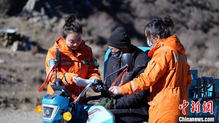 Tie Wanmei, (pertama dari kiri) renjer hutan di stesen perlindungan dan pengurusan Shimen di bawah Pusat Perlindungan Rizab Alam Semula Jadi Kebangsaan Gunung Qilian Gansu. (Foto ihsan stesen perlindungan dan pengurusan Shimen di bawah Pusat Perlindungan Rizab Alam Semula Jadi Kebangsaan Gunung Qilian Gansu)