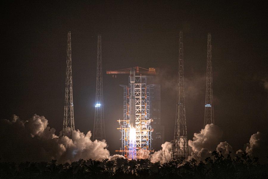 Roket pembawa Long March-8 YB yang membawa 18 satelit orbit bumi rendah berlepas dari tapak pelancaran kapal angkasa komersial Hainan di Wenchang, provinsi Hainan, selatan China, 12 Mac 2025. (Xinhua/Pu Xiaoyu)