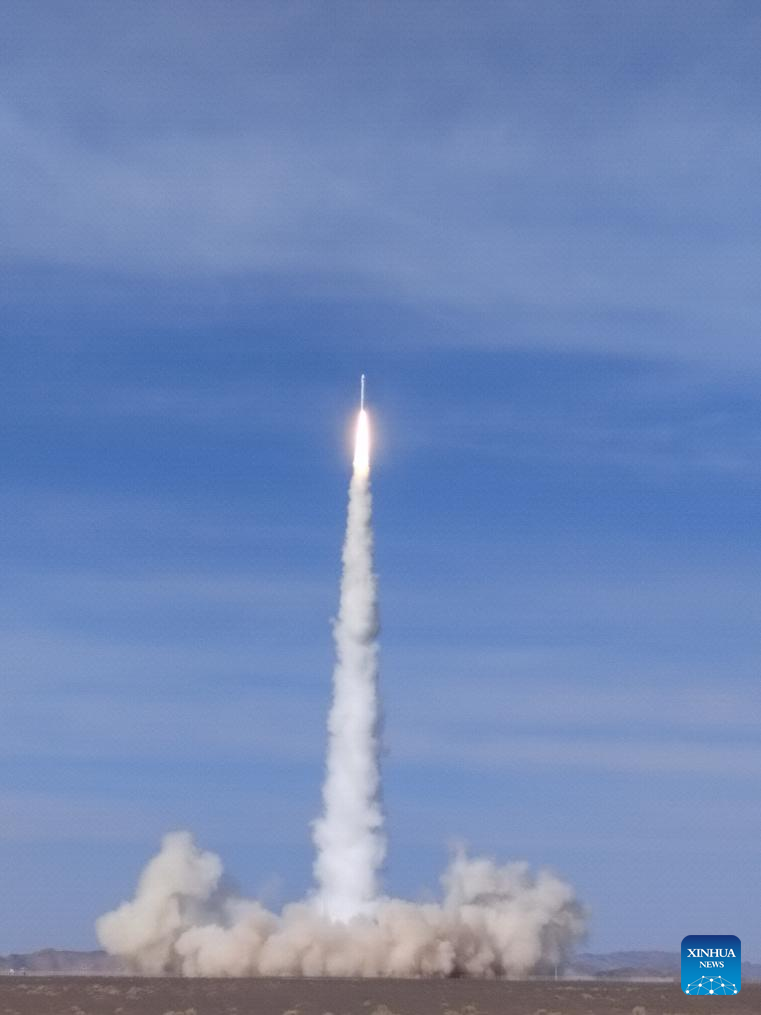 Foto ini memaparkan imej roket pembawa CERES-1 sedang dilancarkan pada 17 Mac 2025. (Xinhua/Wang Jiangbo)